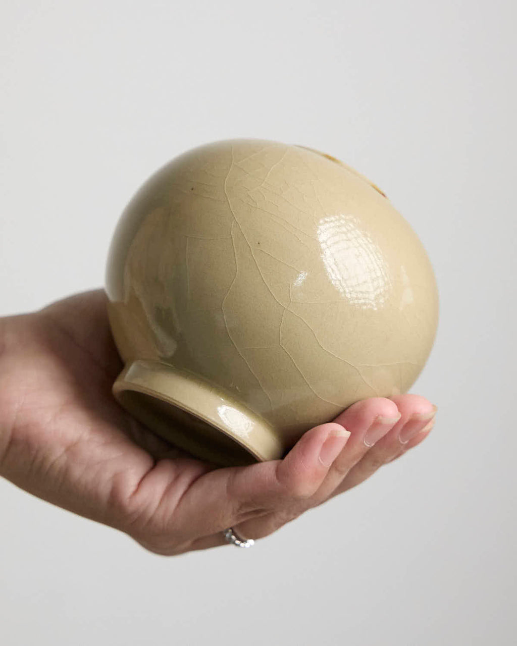 Ou Kiln vase with crackle glaze and dotted color decoration