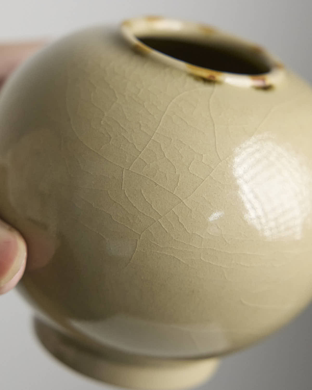 Ou Kiln vase with crackle glaze and dotted color decoration