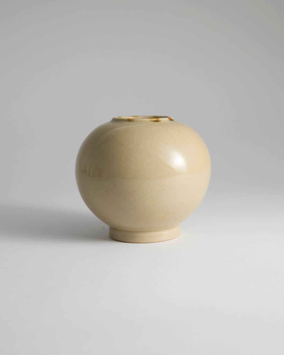 Ou Kiln vase with crackle glaze and dotted color decoration