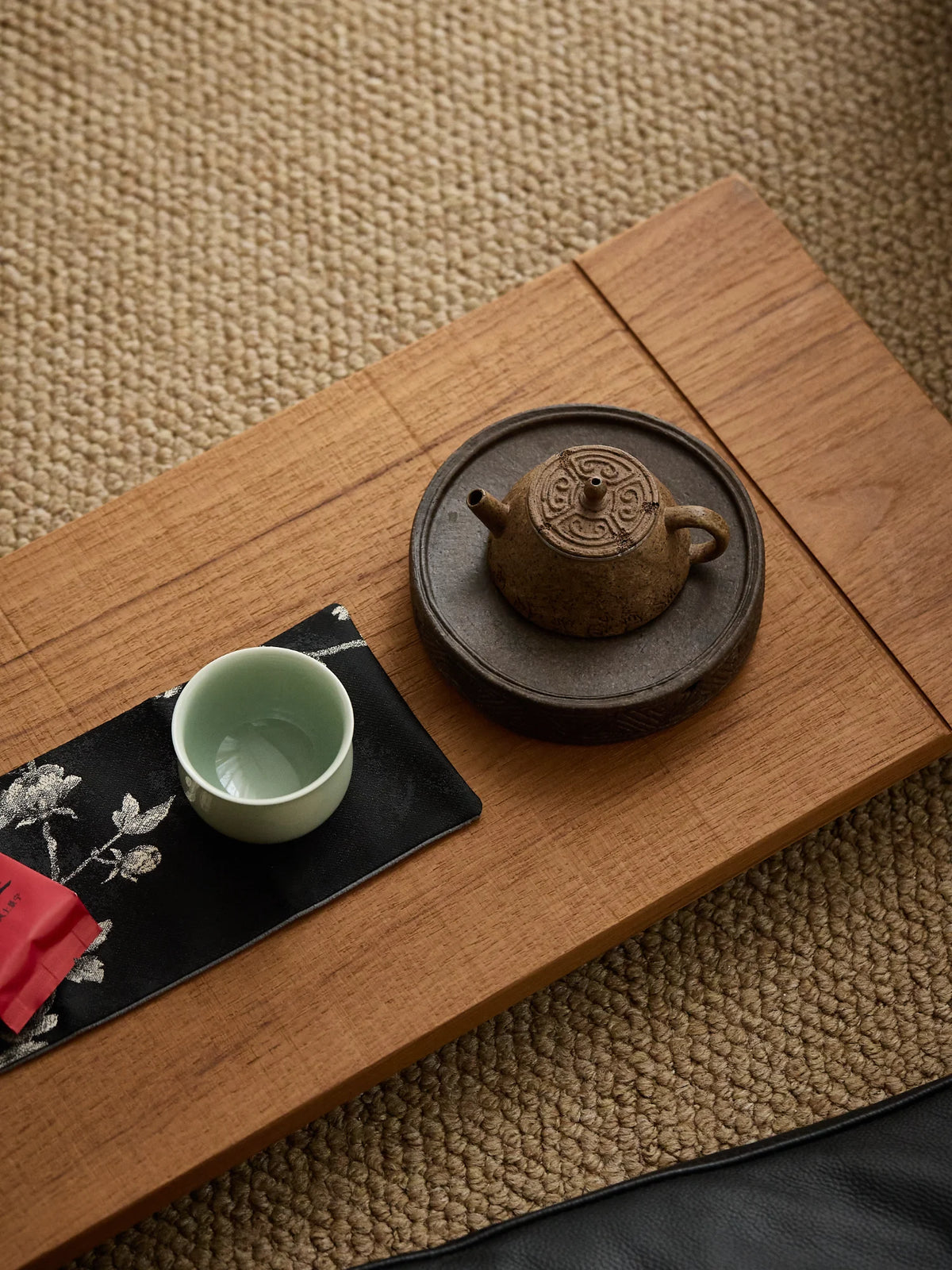 Handmade teapot stand with a persimmon design that can hold water.