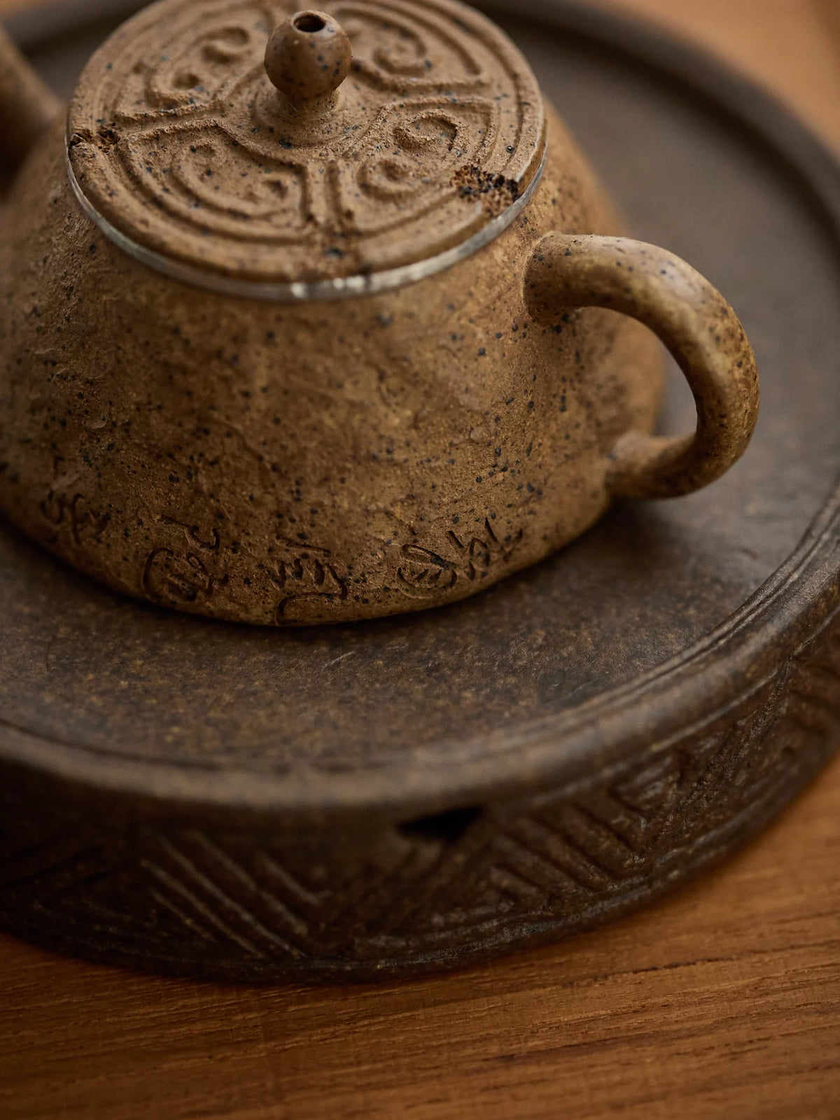 Handmade teapot stand with a persimmon design that can hold water.