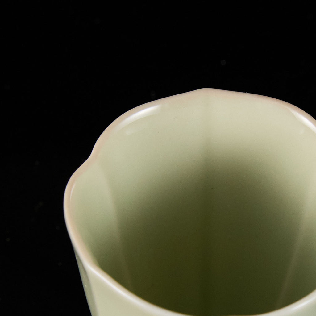 Ou Kiln Blossom-edge ceramic cup with wavy floral mouth