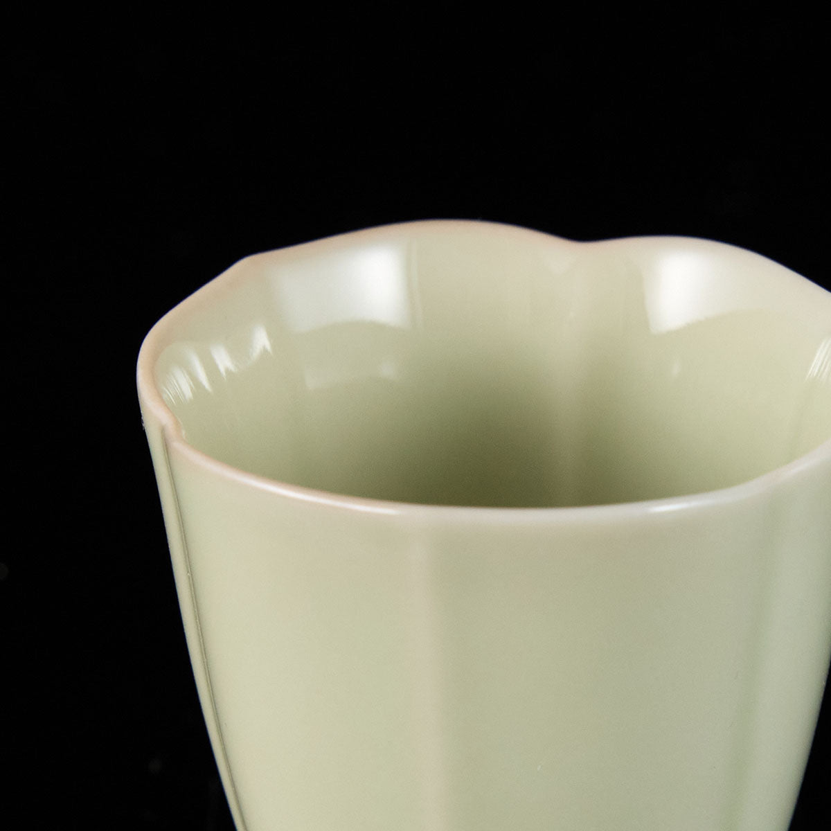 Ou Kiln Blossom-edge ceramic cup with wavy floral mouth