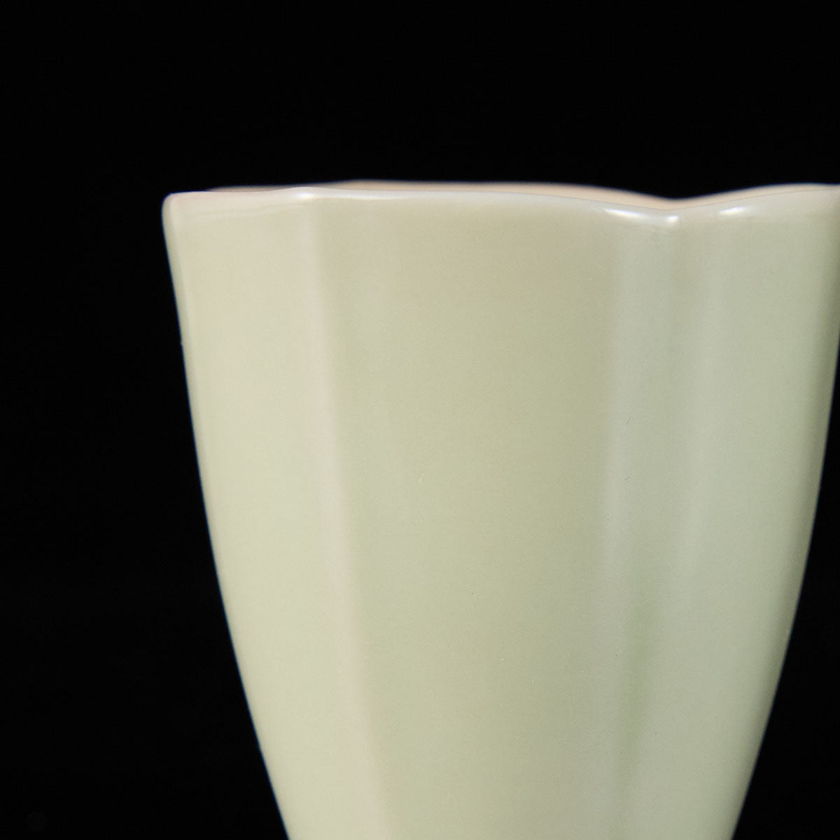 Ou Kiln Blossom-edge ceramic cup with wavy floral mouth