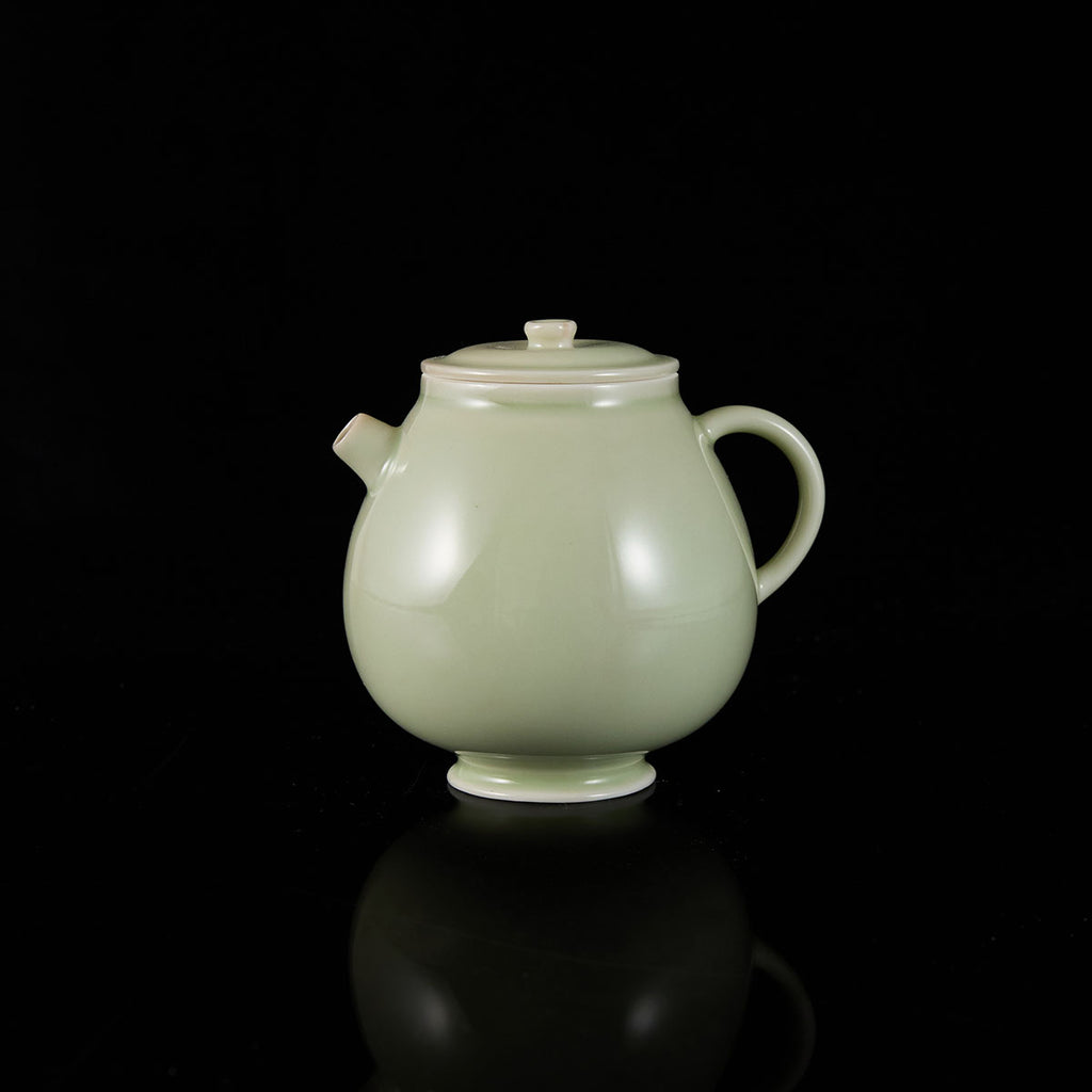 Ou Kiln short-spout teapot with flared mouth and rounded belly