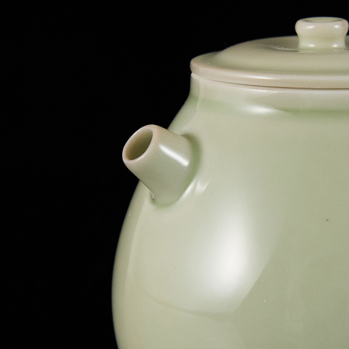 Ou Kiln short-spout teapot with flared mouth and rounded belly