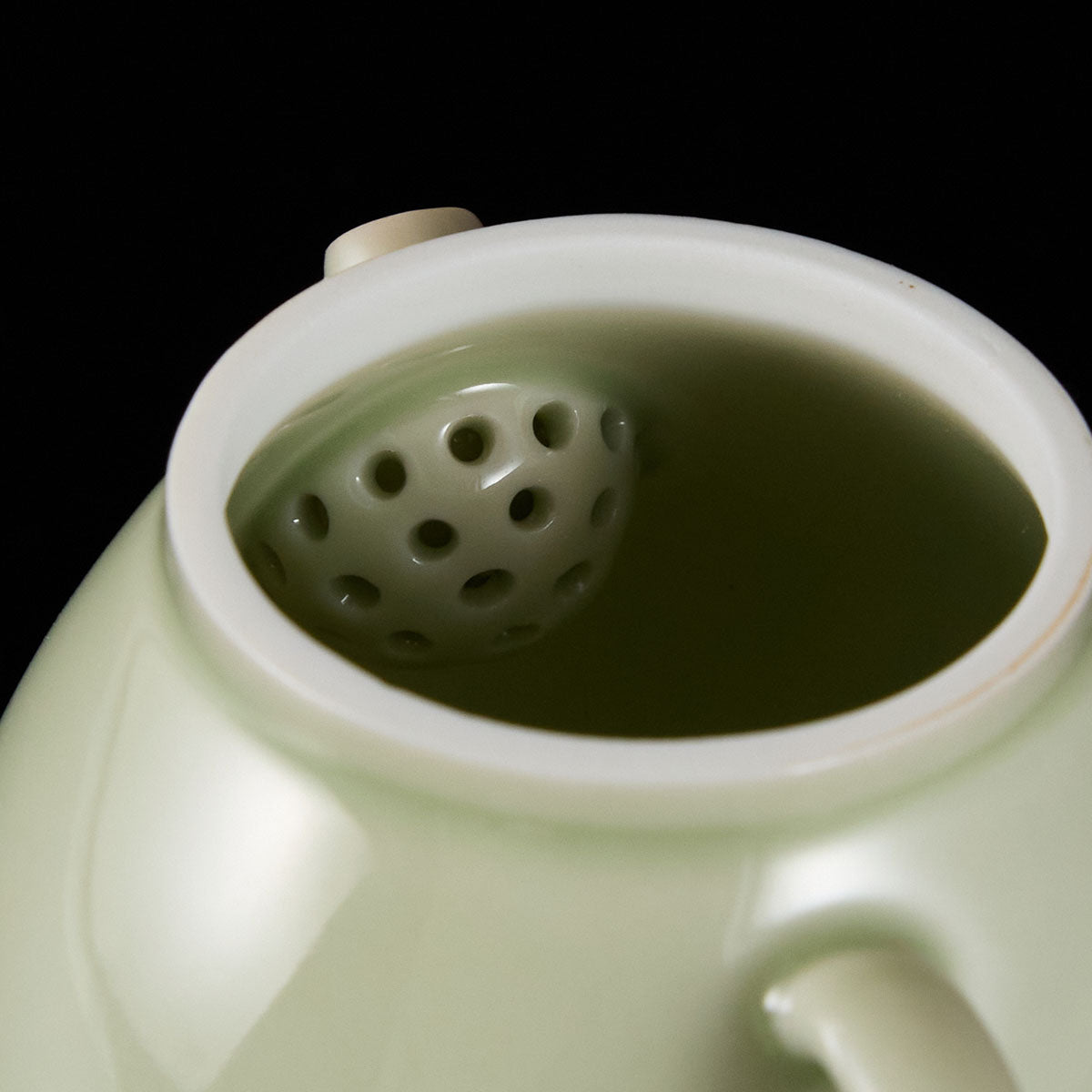 Ou Kiln short-spout teapot with flared mouth and rounded belly