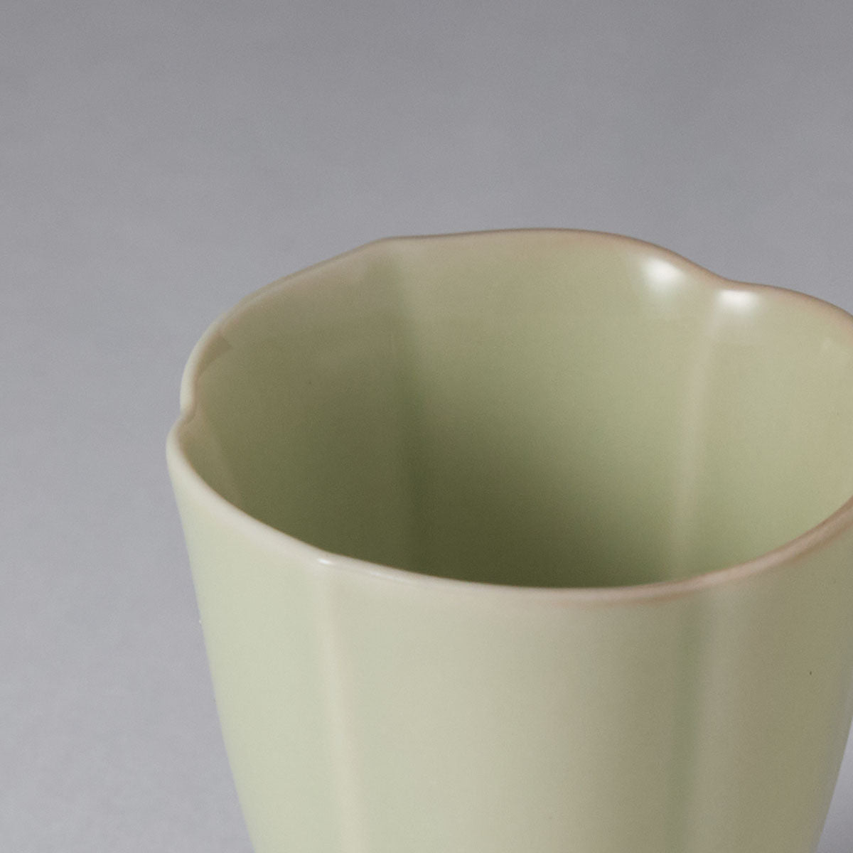 Ou Kiln Blossom-edge ceramic cup with wavy floral mouth