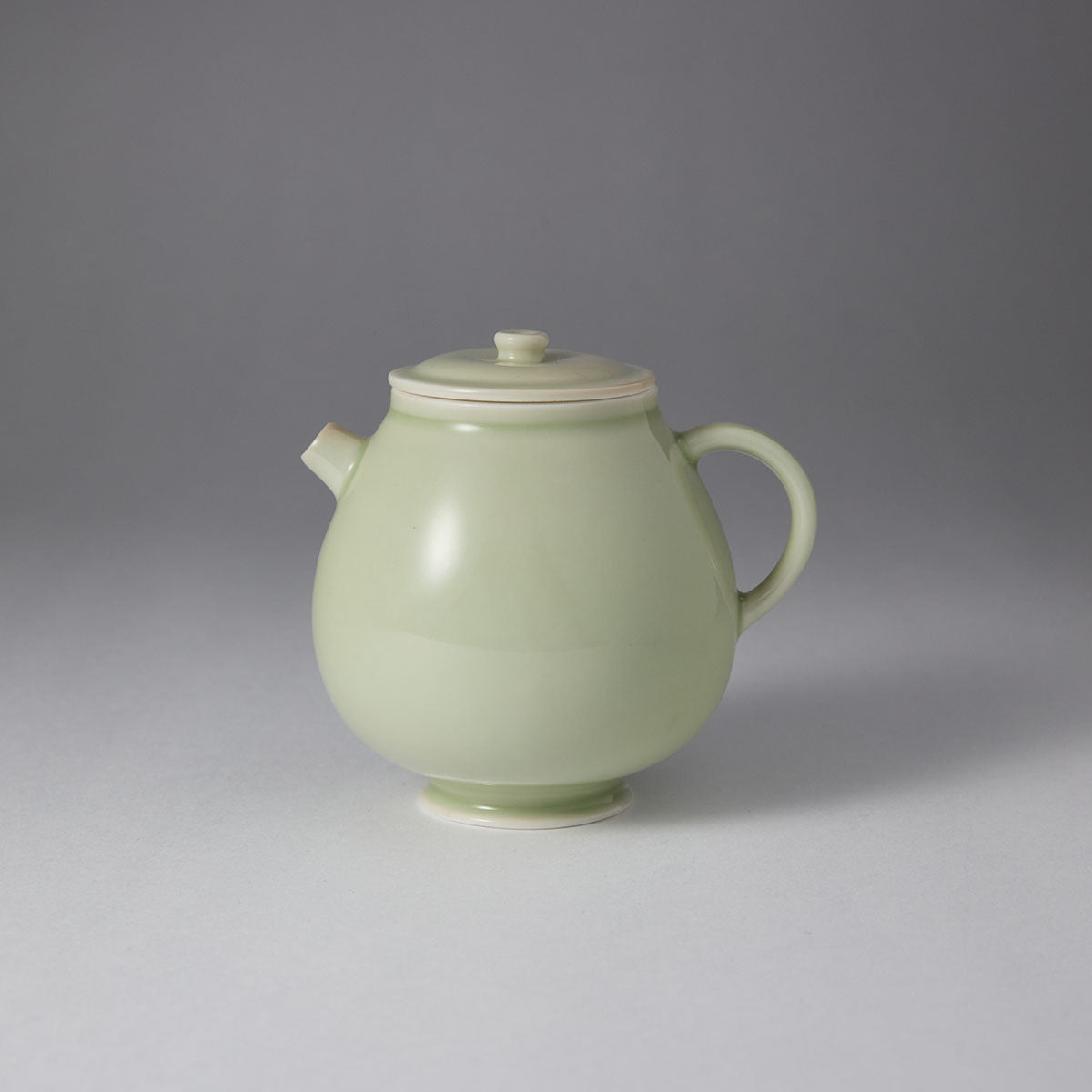 Ou Kiln short-spout teapot with flared mouth and rounded belly