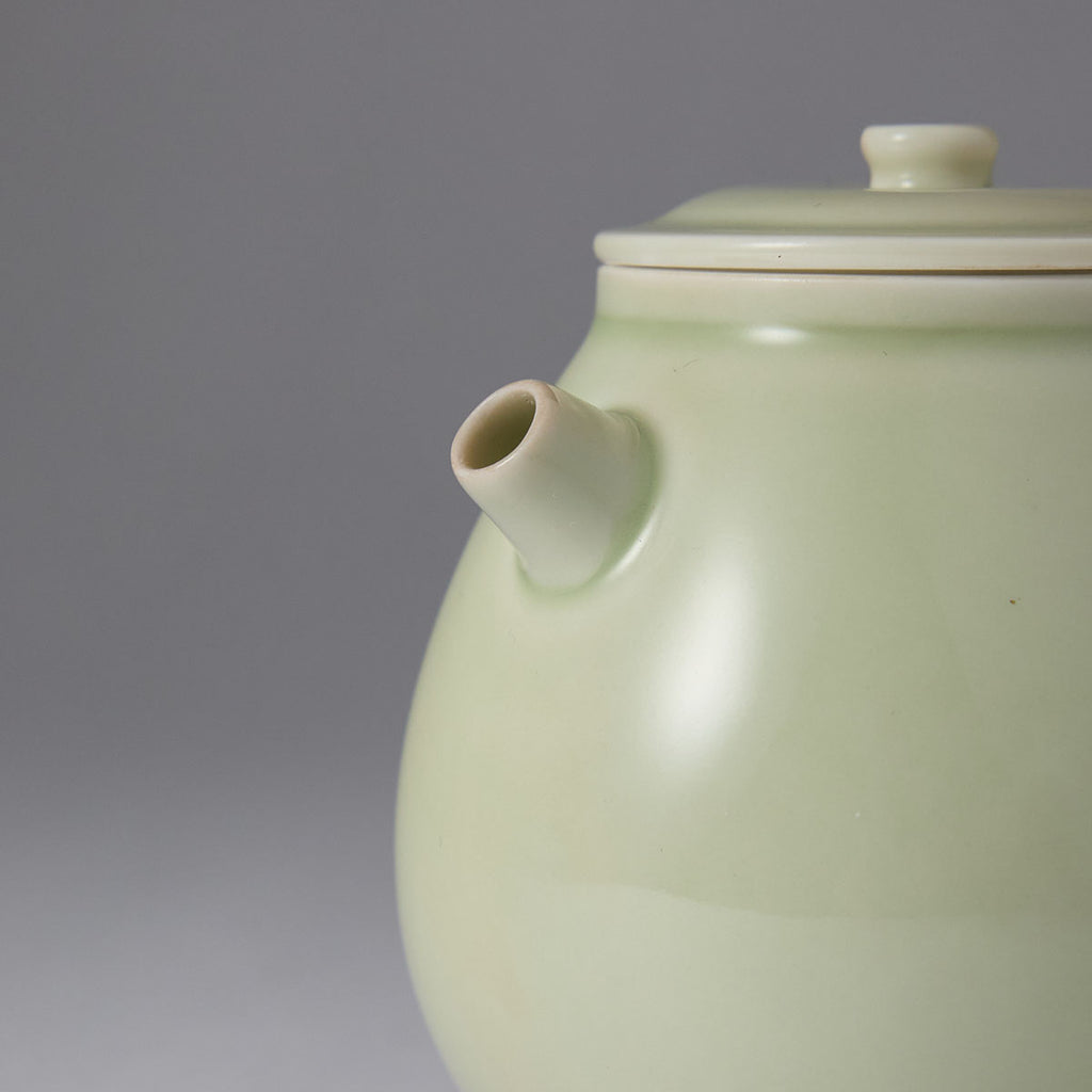 Ou Kiln short-spout teapot with flared mouth and rounded belly