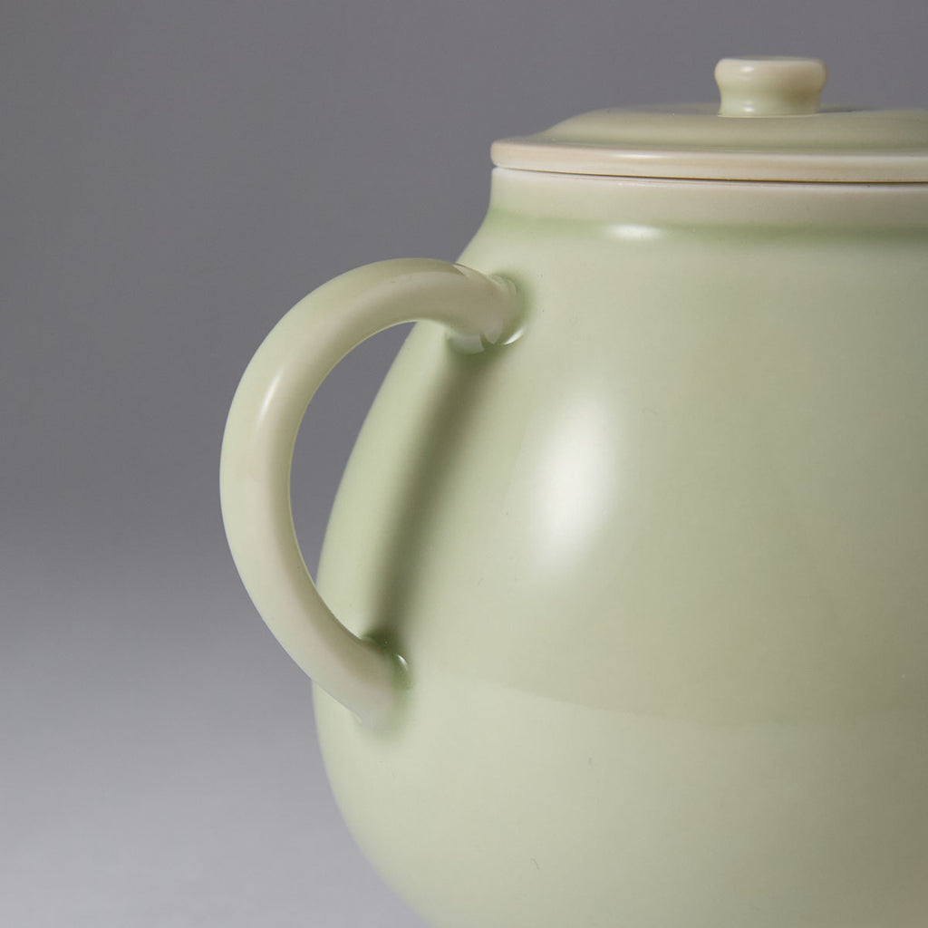 Ou Kiln short-spout teapot with flared mouth and rounded belly