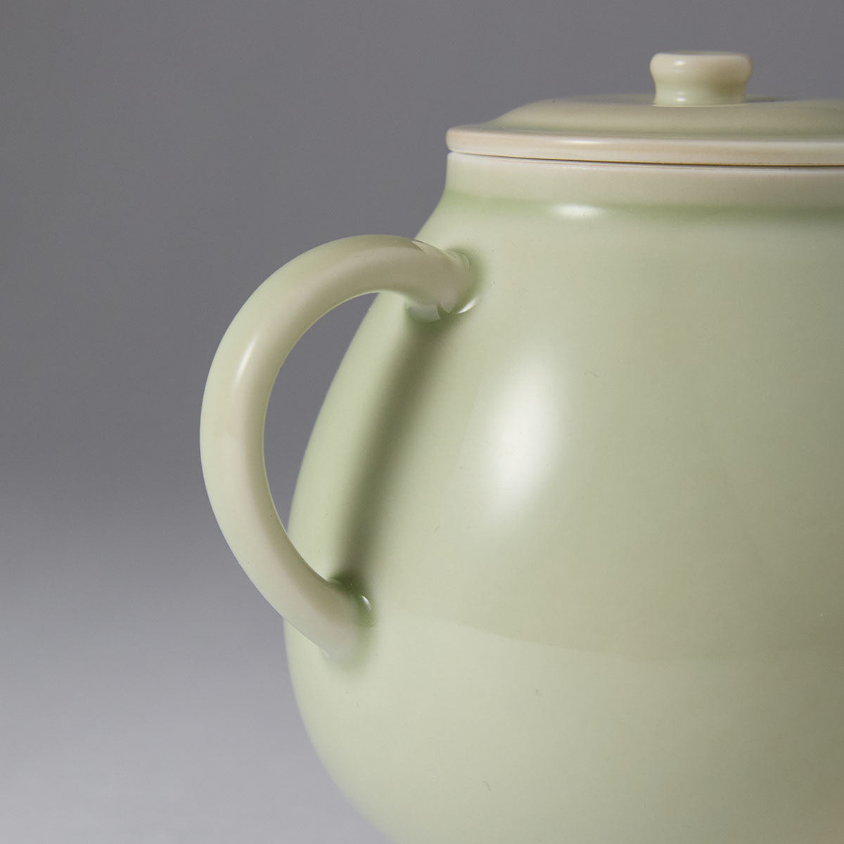 Ou Kiln short-spout teapot with flared mouth and rounded belly