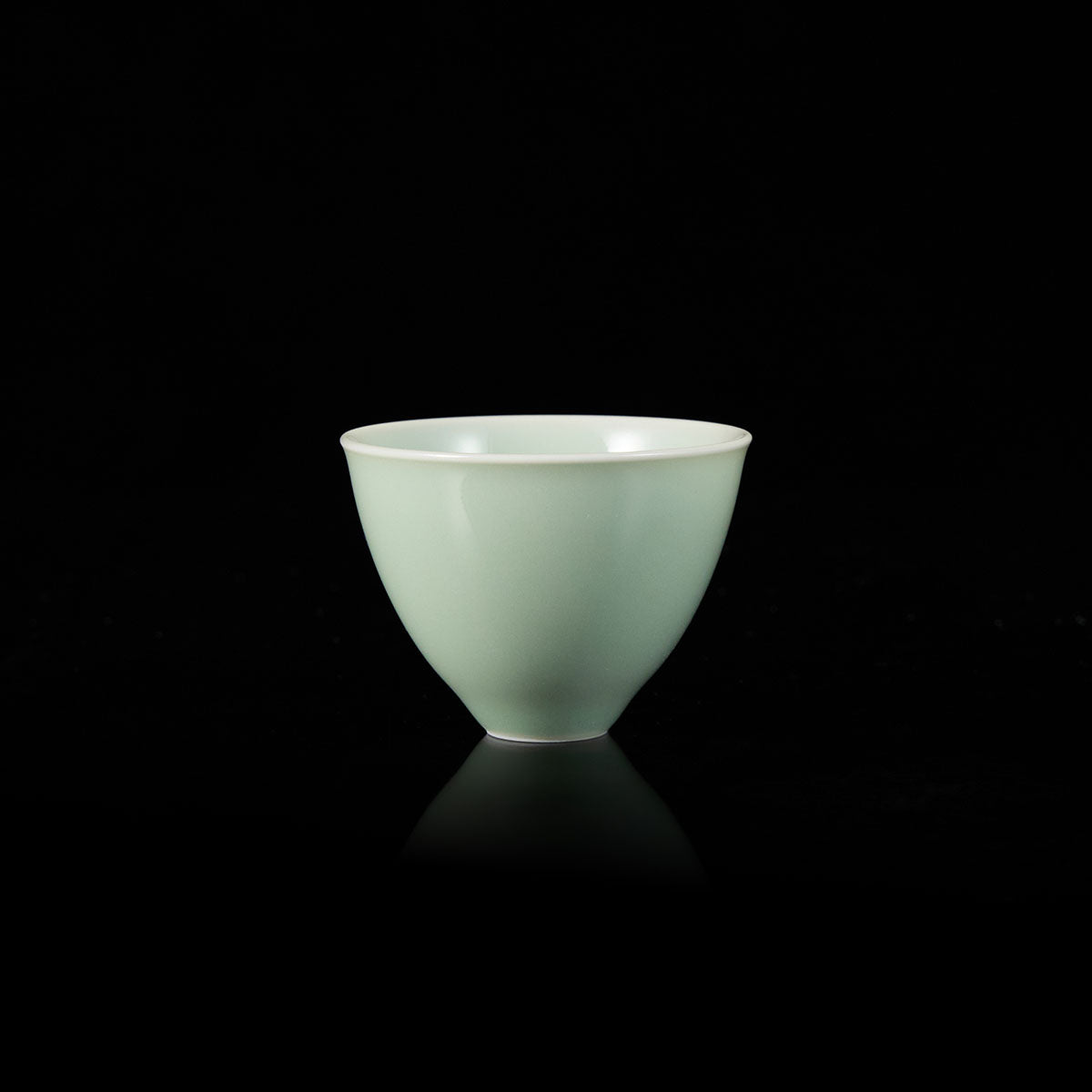 JiXin Cup with heart-shaped center and smooth curved body for Gongfu tea