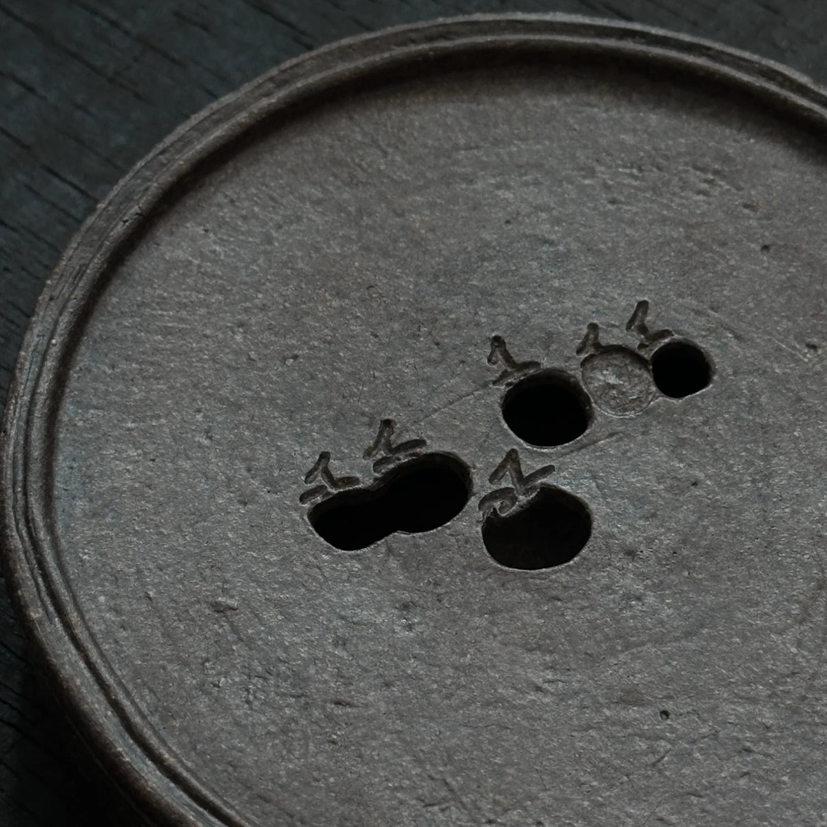 Handmade teapot stand with a persimmon design that can hold water.