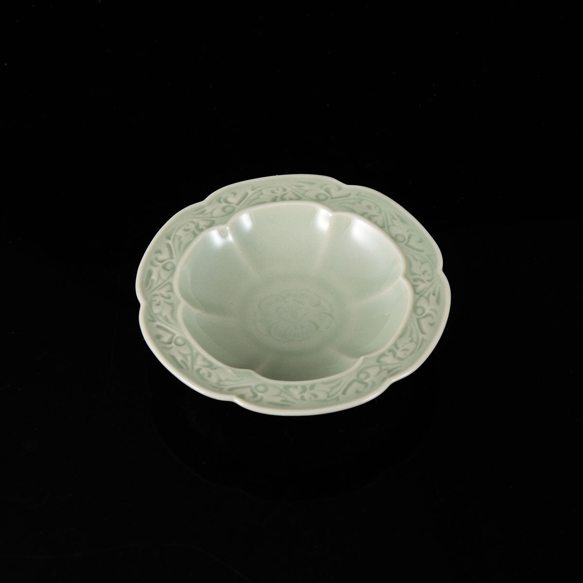 Ou Kiln Song Yun Lily Chinese Cup And Saucer Set saucer detail handmade Chinese pottery